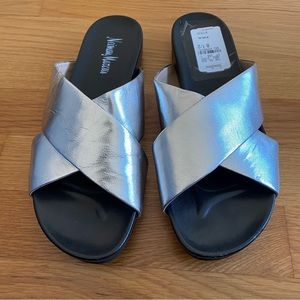 NEIMAN MARCUS SANDALS 8.5 SILVER LEATHER SLIDE CRISS CROSS WOMENS